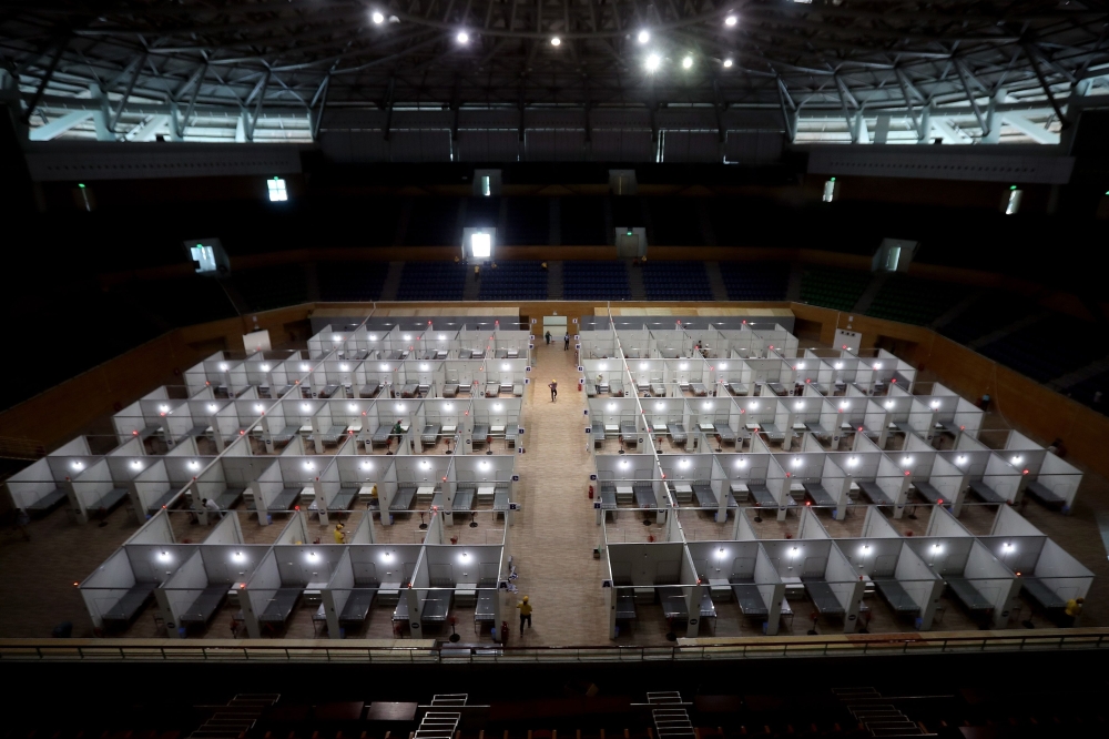 Workers prepare a make-shift field hospital inside the Tien Son sports complex amid the spread of the COVID-19 coronavirus in Danang on August 5, 2020. / AFP / Hoang Khanh