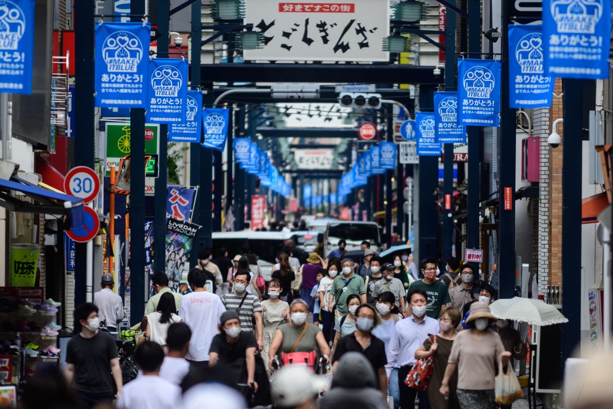 TOPSHOT - People wearing face masks as a preventive measure against the COVID-19 coronavirus visit Togoshi Ginza shopping street in Tokyo on August 1, 2020. / AFP / Philip FONG
