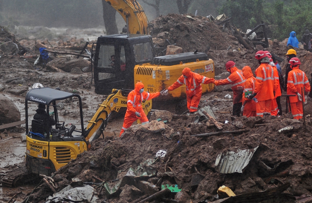Rescue workers look for survivors at the site of a landslide during heavy rains in Idukki, Kerala, India, August 9, 2020. REUTERS/Stringer NO RESALES. NO ARCHIVES