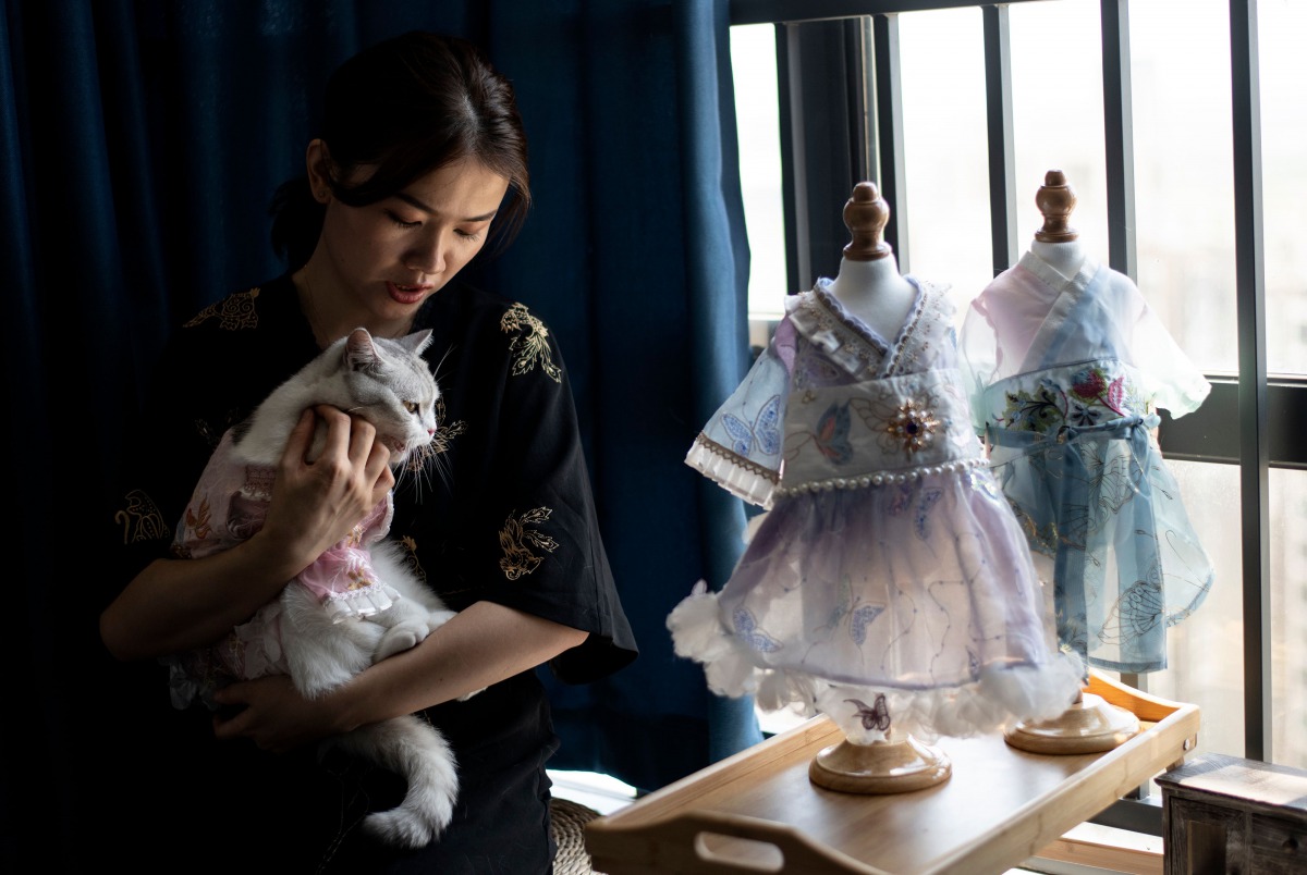 TOPSHOT - This photo taken on August 13, 2020, shows Wu Qiuqiao holding her cat Liu liu at her house in Changsha China's central Hunan province. / AFP / NOEL CELIS