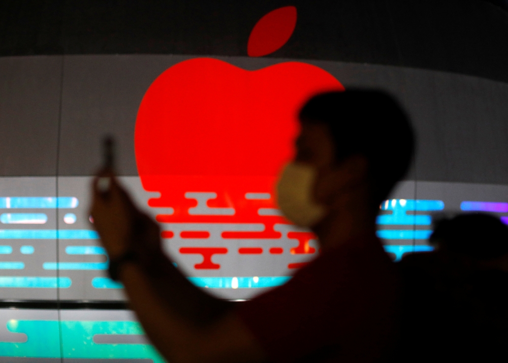 People take photos of the upcoming Apple store at the Marina Bay Sands in Singapore August 31, 2020. REUTERS/Edgar Su