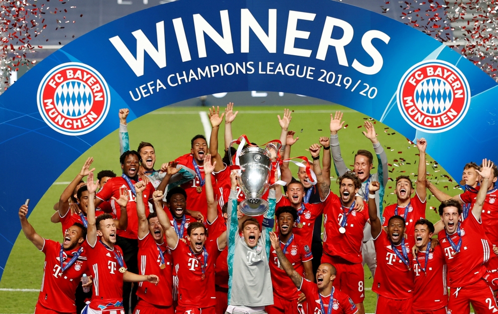 August 23, 2020 Bayern Munich's Manuel Neuer with teammates celebrate with the trophy after winning the Champions League, as play resumes behind closed doors following the outbreak of the coronavirus disease (COVID-19) REUTERS/Matthew Childs/Pool/File Pho