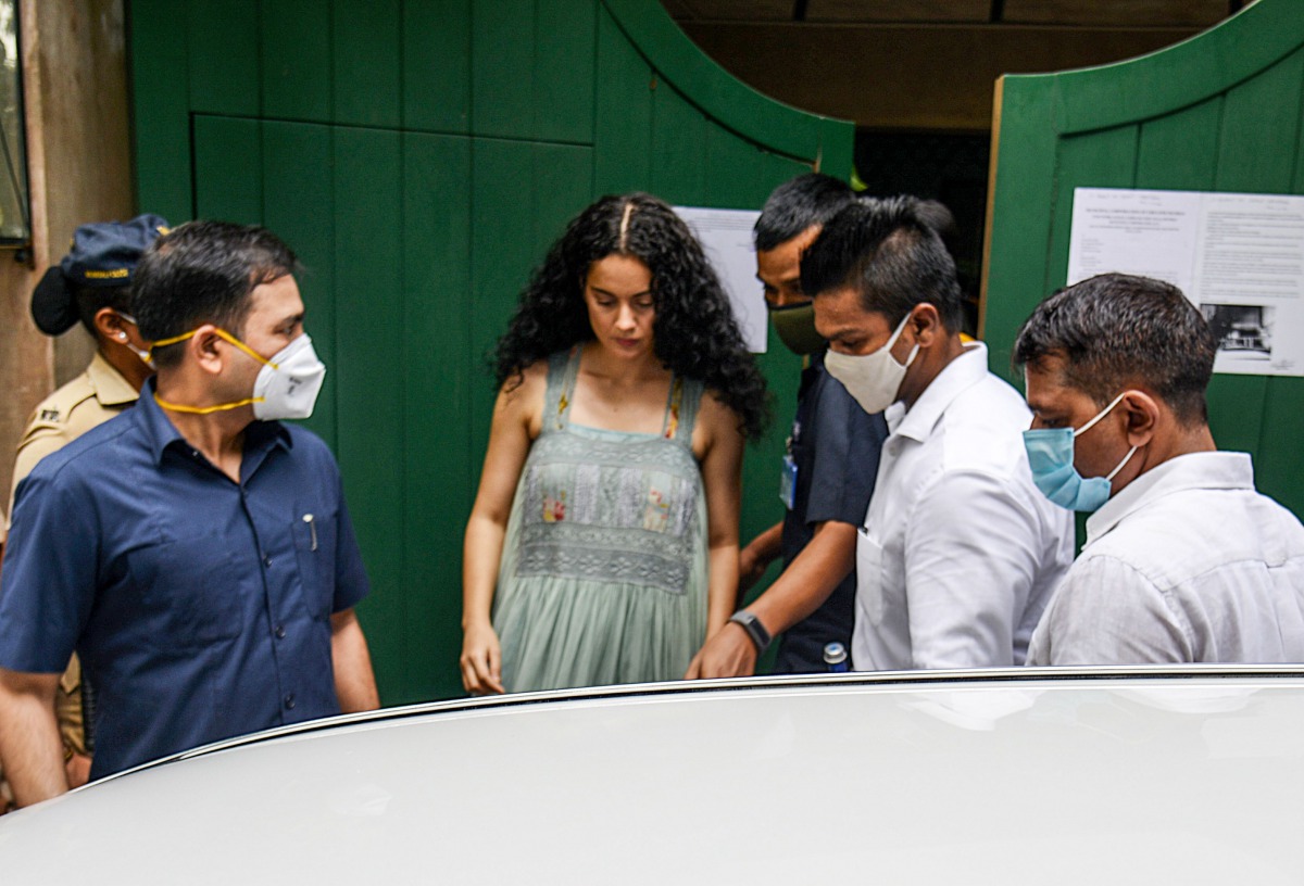 Bollywood actress Kangana Ranaut (C) visits her office 'Manikarnika Films' a day after structures within those premises were demolished under a decision of Bombay Municipal Corporation (BMC), in Mumbai on September 10, 2020. / AFP / Sujit Jaiswal