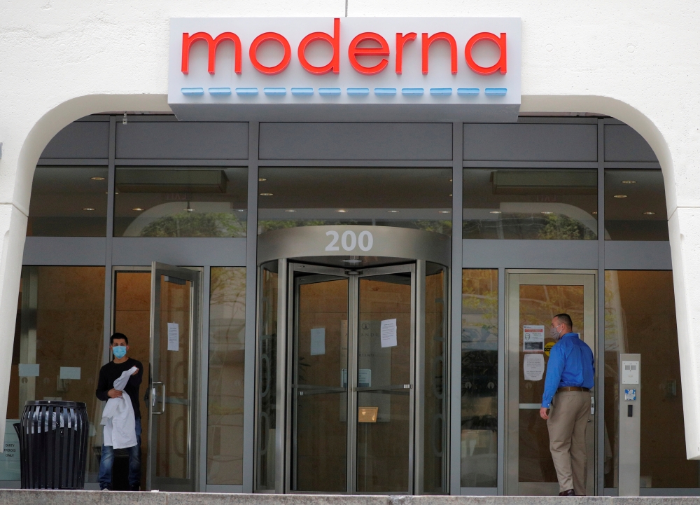 A sign marks the headquarters of Moderna Therapeutics, which is developing a vaccine against the coronavirus disease (COVID-19), in Cambridge, Massachusetts, U.S., May 18, 2020. REUTERS/Brian Snyder/File Photo