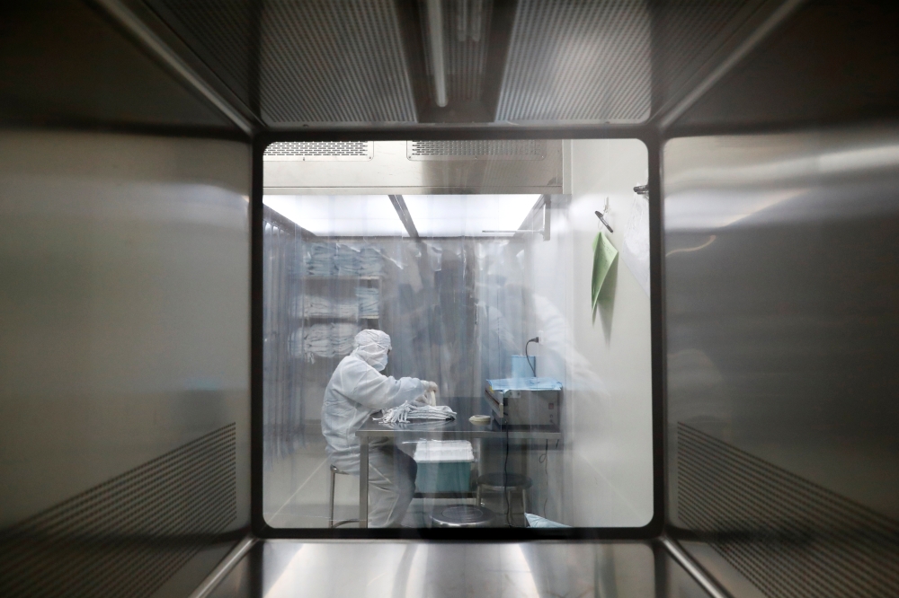 A worker is seen at the facility of Chinese vaccine maker Sinovac Biotech, developing an experimental coronavirus disease (COVID-19) vaccine, during a government-organized media tour in Beijing, China, September 24, 2020. REUTERS/Thomas Peter