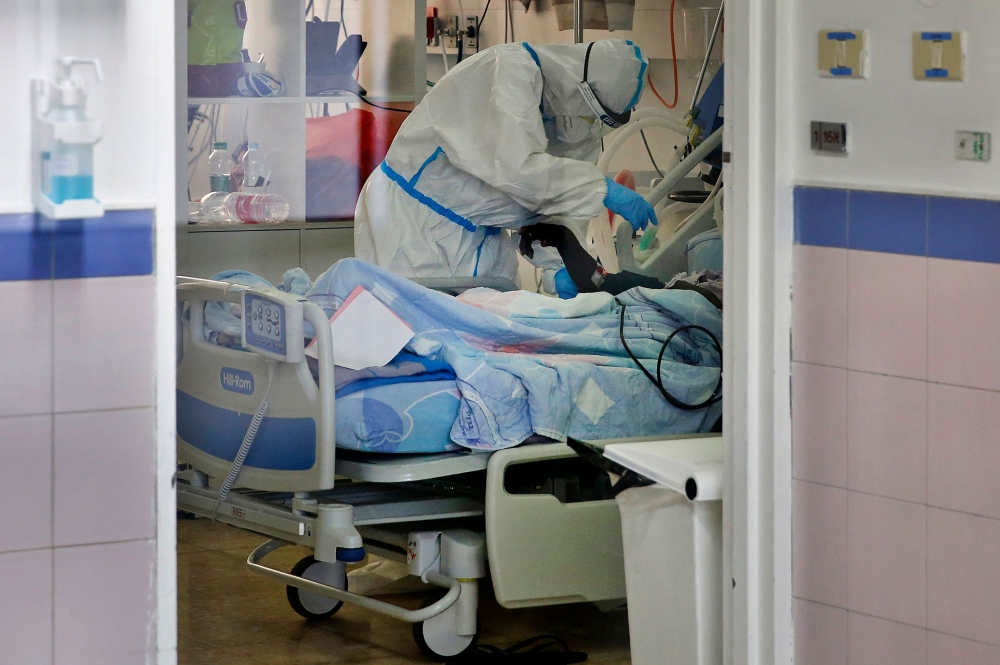 Medical staff work in the Covid-19 isolation ward / AFP / GIL COHEN-MAGEN
