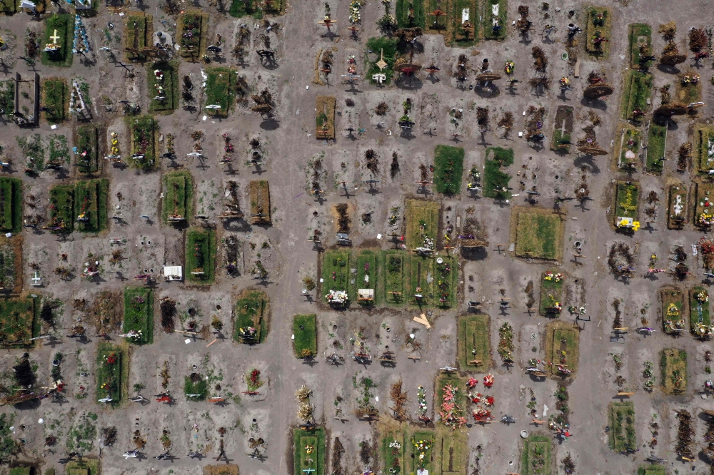 (FILES) This file aerial photo taken on July 28, 2020 shows a view of graves at the special area for COVID-19 victims of the Municipal Pantheon of Valle de Chalco, State of Mexico. / AFP / ALFREDO ESTRELLA
