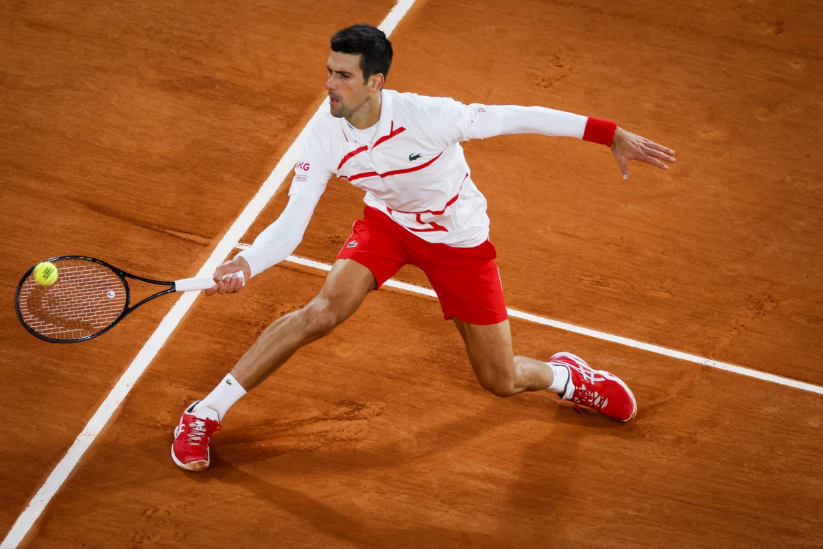 Serbia's Novak Djokovic returns the ball to Spain's Pablo Carreno Busta during their men's singles quarter-final tennis match on Day 11 of The Roland Garros 2020 French Open tennis tournament in Paris on October 7, 2020. / AFP / Thomas SAMSON
