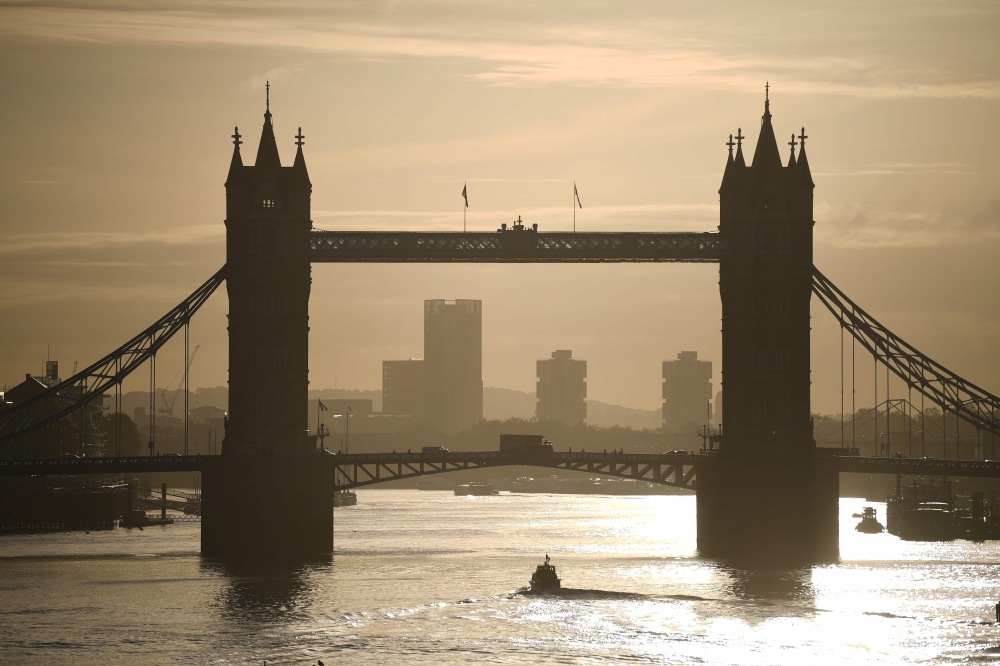 Traffic passes over the River Thames on Tower Bridge in London during the morning rush hour on October 15, 2020. AFP / Daniel Leal-Olivas 