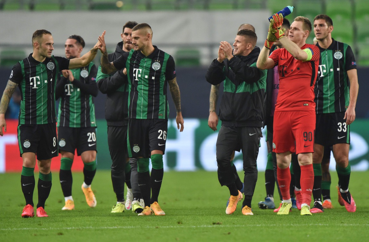 Ferencvaros' players react after the UEFA Champions League Group G football match between Ferencvarosi TC and FC Dynamo Kyiv at the Ferencvaros Stadion in Budapest on October 28, 2020. / AFP / Attila KISBENEDEK
