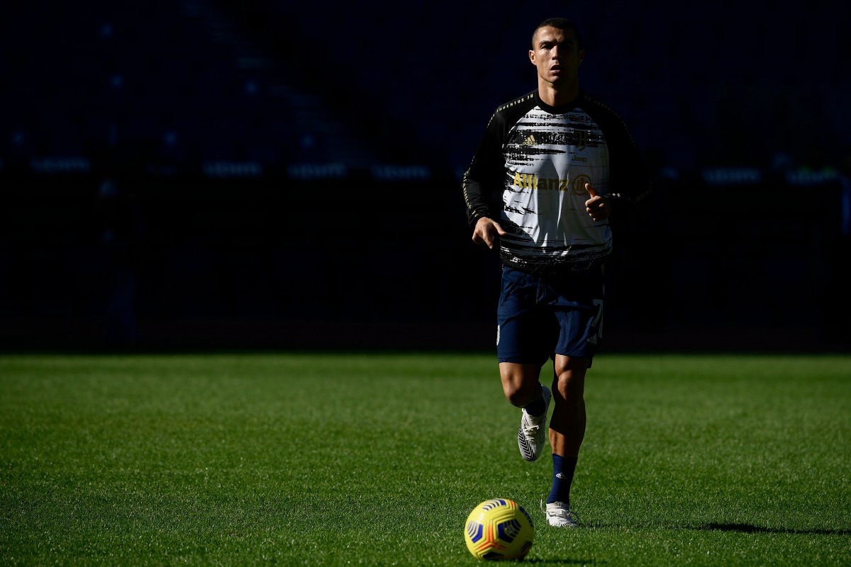 :Juventus' Portuguese forward Cristiano Ronaldo warms up ahead of the Italian Serie A football match between Lazio (SSL) and Juventus (JFC) , at the Olympic stadium in Rome on November 8, 2020. / AFP / Filippo MONTEFORTE
Juventus' Portuguese forward Cris