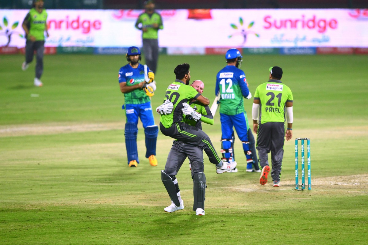 Lahore Qalandars' cricketers celebrate after winning the Pakistan Super League (PSL) Twenty20 cricket match between the Multan Sultans and Lahore Qalandars at the National Stadium in Karachi on November 15, 2020.  / AFP / Asif HASSAN
