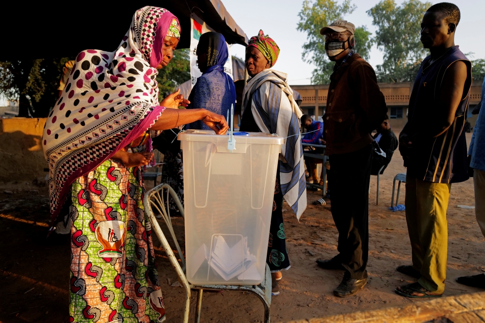 A woman casts her vote at a polling station during the presidential and legislative election in Ouagadougou, Burkina Faso, November 22, 2020. REUTERS/Zohra Bensemra