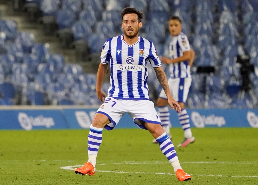 FILE PHOTO: Imagen de archivo del jugador de la Real Sociedad David Silva durante un partido de La Liga Santander ante el Real Madrid en el Reale Arena de San Sebastián, España. 20 septiembre 2020. REUTERS/Vincent West