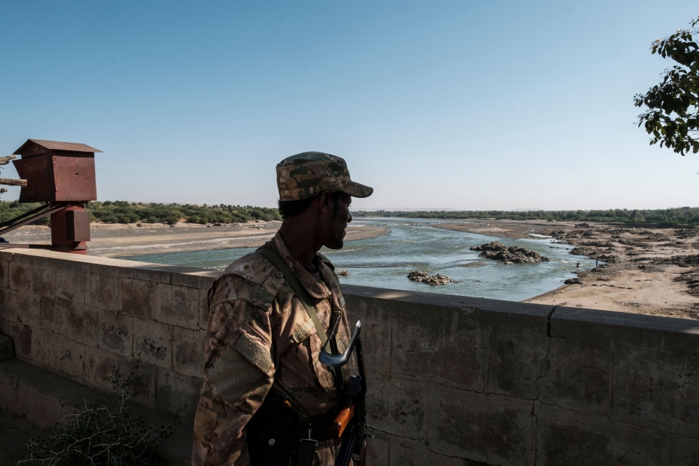 A member of the Amhara Special Forces watches on at the border crossing with Eritrea, in Humera, Ethiopia, on November 22, 2020. AFP / EDUARDO SOTERAS