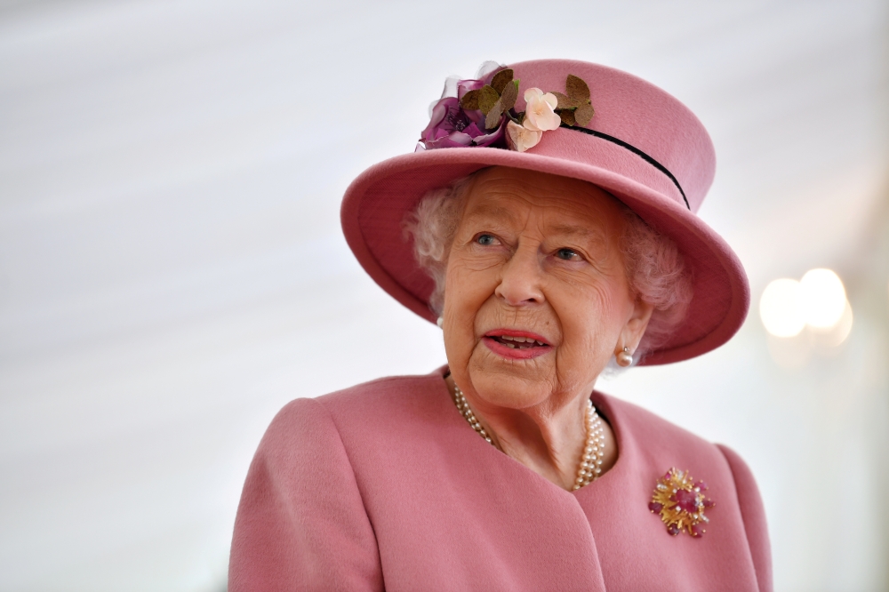 Britain's Queen Elizabeth speaks with staff during a visit to the Defence Science and Technology Laboratory at Porton Science Park near Salisbury, Britain October 15, 2020. Ben Stansall/Pool via REUTERS/File Photo