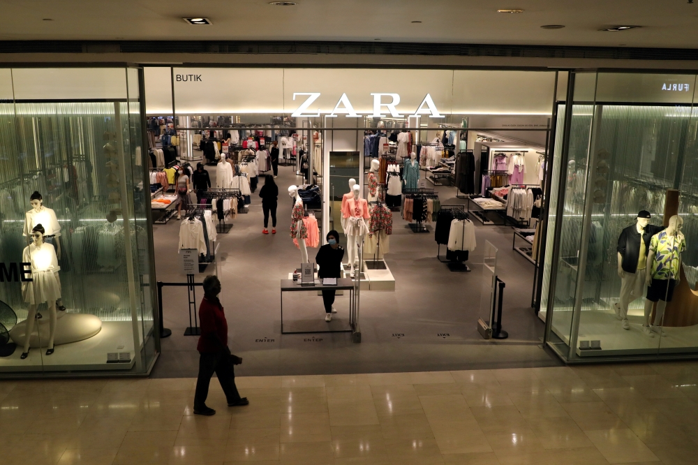 A staff wearing protective mask waits for customers at the entrance of a Zara store, amid the coronavirus disease (COVID-19) outbreak in Kuala Lumpur, Malaysia May 27, 2020. REUTERS/Lim Huey Teng/File Photo