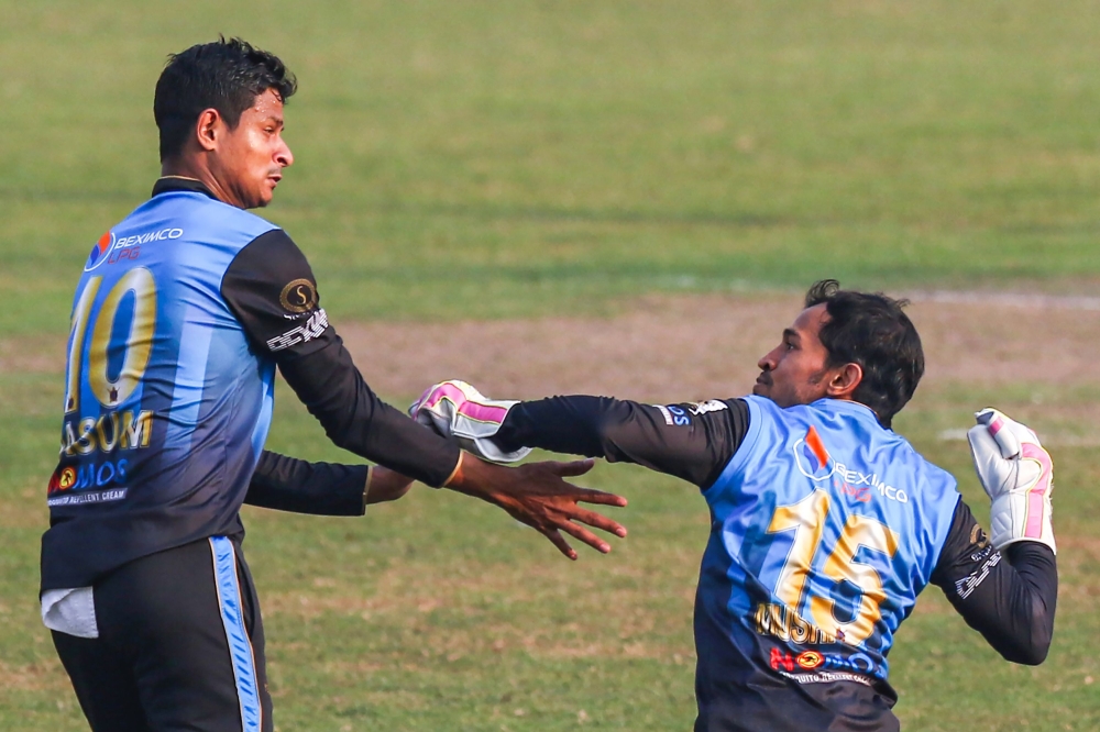 Beximco Dhaka captain Mushfiqur Rahim (R) gestures towards teammate Nasum Ahmed during a domestic cricket match of the Bangabandhu Twenty20 Cup in Dhaka on December 15, 2020. AFP / Zabed Hasnain Chowdhury 