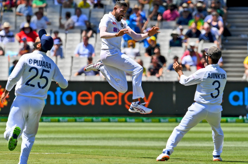 India's Mohammed Siraj (C) celebrates dismissing Australia's Marnus Labuschagne on the first day of the second cricket Test match between Australia and India played at the MCG in Melbourne on December 26, 2020. (AFP / William WEST)