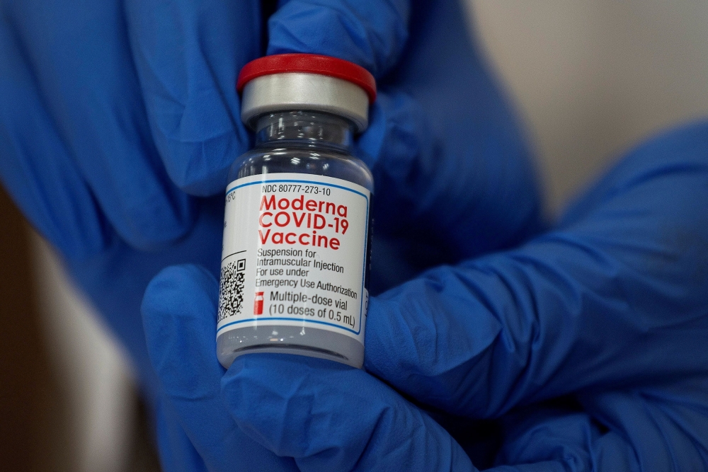 An employee shows the Moderna coronavirus disease (COVID-19) vaccine at Northwell Health's Long Island Jewish Valley Stream hospital in New York, U.S., December 21, 2020. Reuters/Eduardo Munoz/File Photo