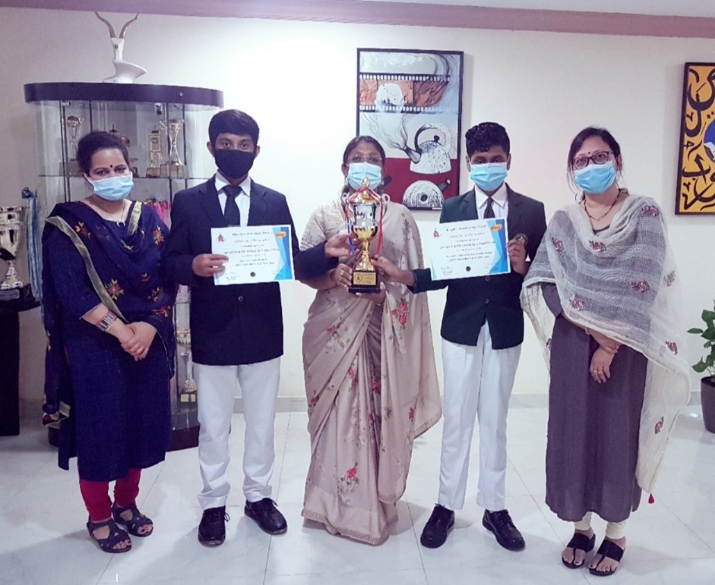 Students of DPS-MIS with their certificates obtained from quiz competition.