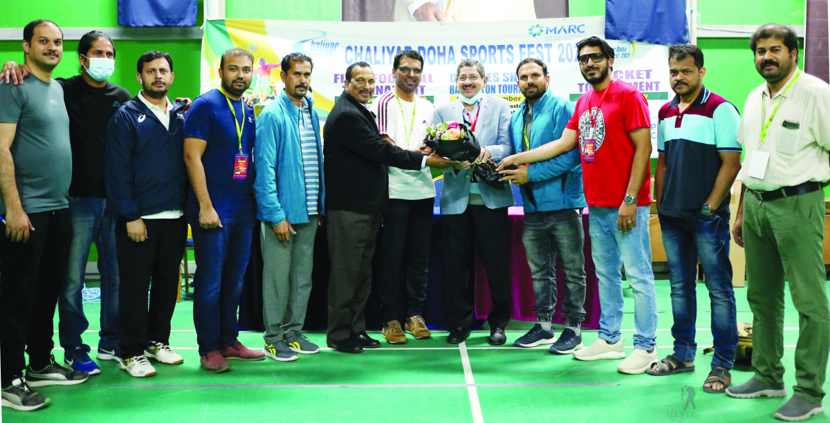 Shaukatali TAJ presenting bouquet to Dr. Mohan Thomas during the event .