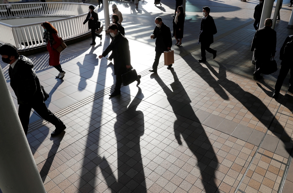 Commuters wearing protective masks, amid the coronavirus disease (COVID-19) outbreak, make their way at Shinagawa station in Tokyo, Japan, January 8, 2021. REUTERS/Kim Kyung-Hoon