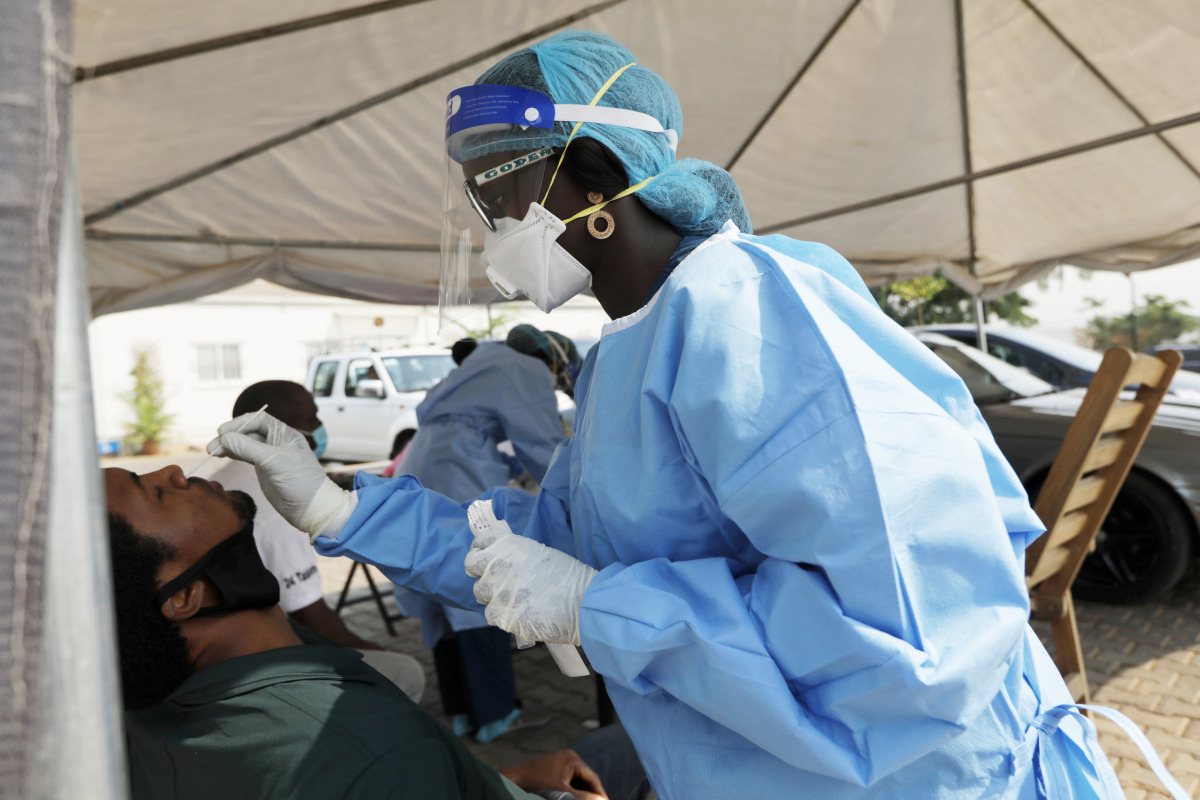 A health worker collects a nose swab from a man at a drive-through sample collection centre for coronavirus disease (COVID-19) in Abuja, Nigeria January 14, 2021. REUTERS/Afolabi Sotunde
