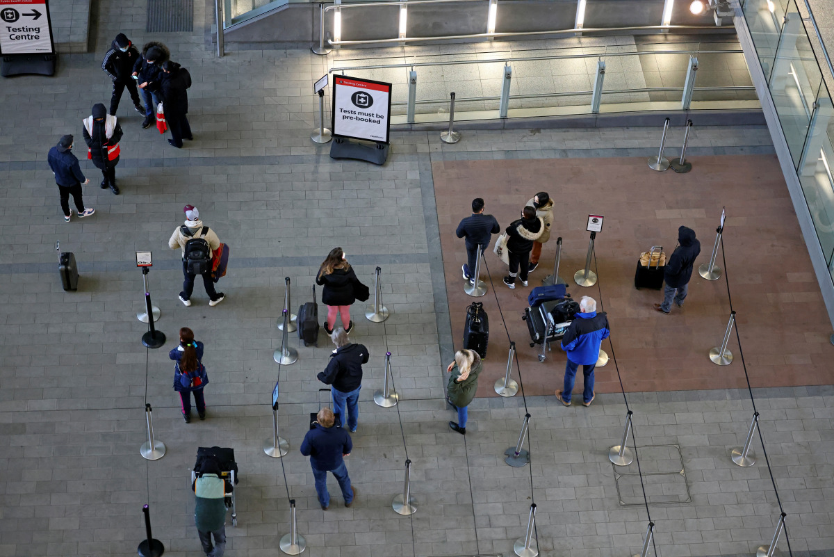 People queue for COVID-19 tests at a testing centre, as tighter rules for international travellers start, at terminal 2 of the Heathrow Airport, amid the spread of the coronavirus disease (COVID-19) pandemic, London, Britain, January 18, 2021. REUTERS/Hen