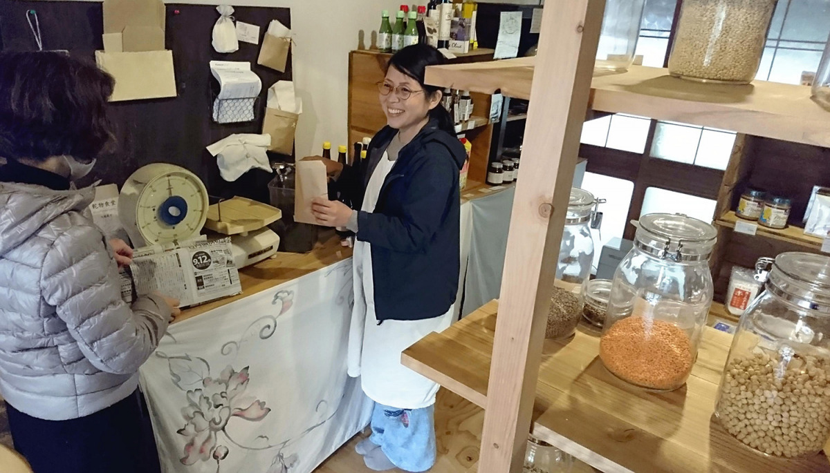 Madoka Uchida sells products by weight at Kanbutsuya Small, a grocery store in Ibaraki, Osaka Prefecture, Japan. Japan News-Yomiuri