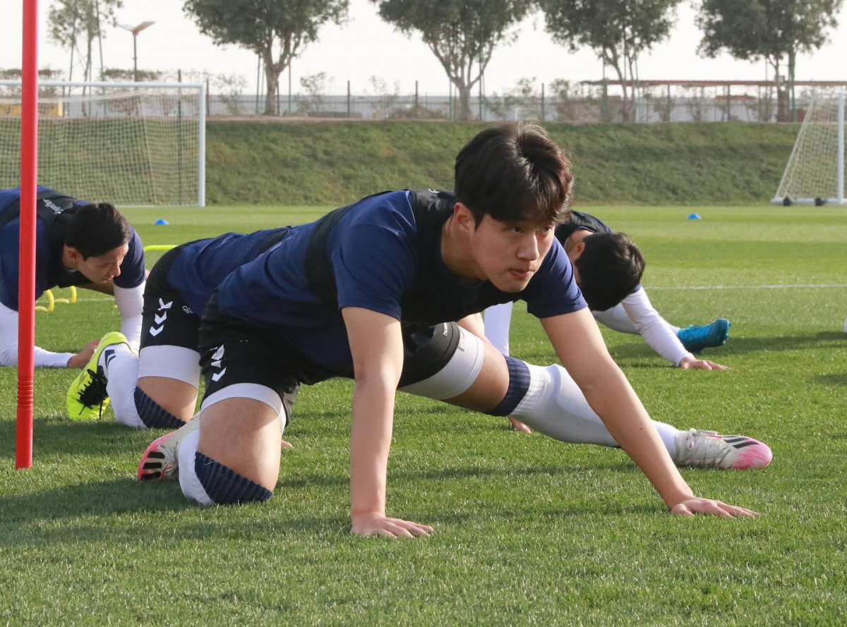 Ulsan Hyundai players taking part in a training session at the Qatar University yesterday.