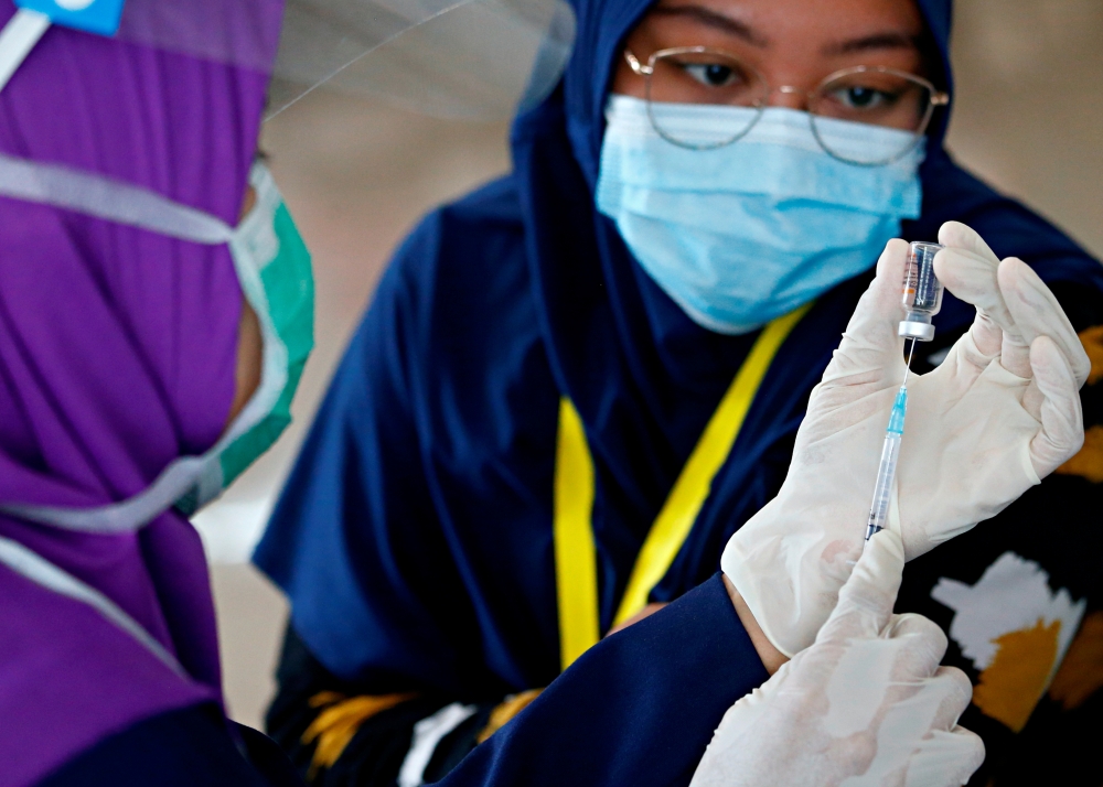 File photo: A medical worker prepares a dose of Sinovac's vaccine before giving it to a healthcare worker at an emergency hospital in the Athlete Village in Jakarta, Indonesia, January 27, 2021. Reuters/Ajeng Dinar Ulfiana/File Photo