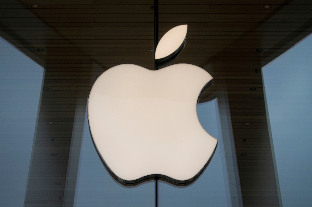The Apple logo is seen at an Apple Store, as Apple's new 5G iPhone 12 went on sale in Brooklyn, New York, U.S. October 23, 2020. REUTERS/Brendan McDermid/File Photo