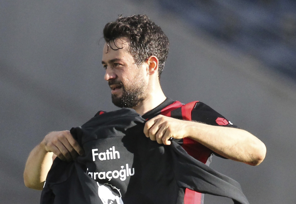 Eintracht Frankfurt's Amin Younes holds up a shirt to commemorate a victim of the shooting in Hanau on February 19, 2020, prior to the Bundesliga match Pool via REUTERS/Daniel Roland 