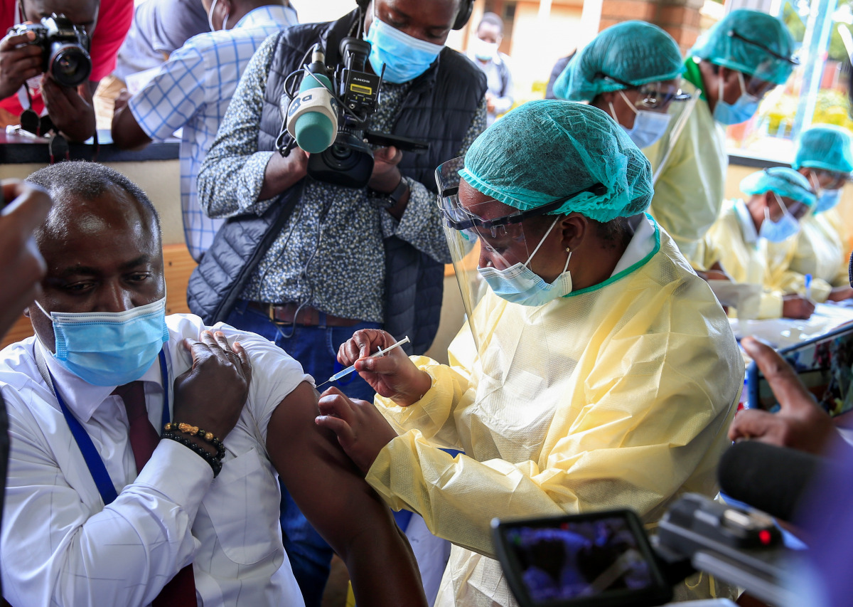 A health worker vaccinates a man against the coronavirus disease (COVID-19), in Harare, Zimbabwe, February 18, 2021. REUTERS/Philimon Bulawayo
