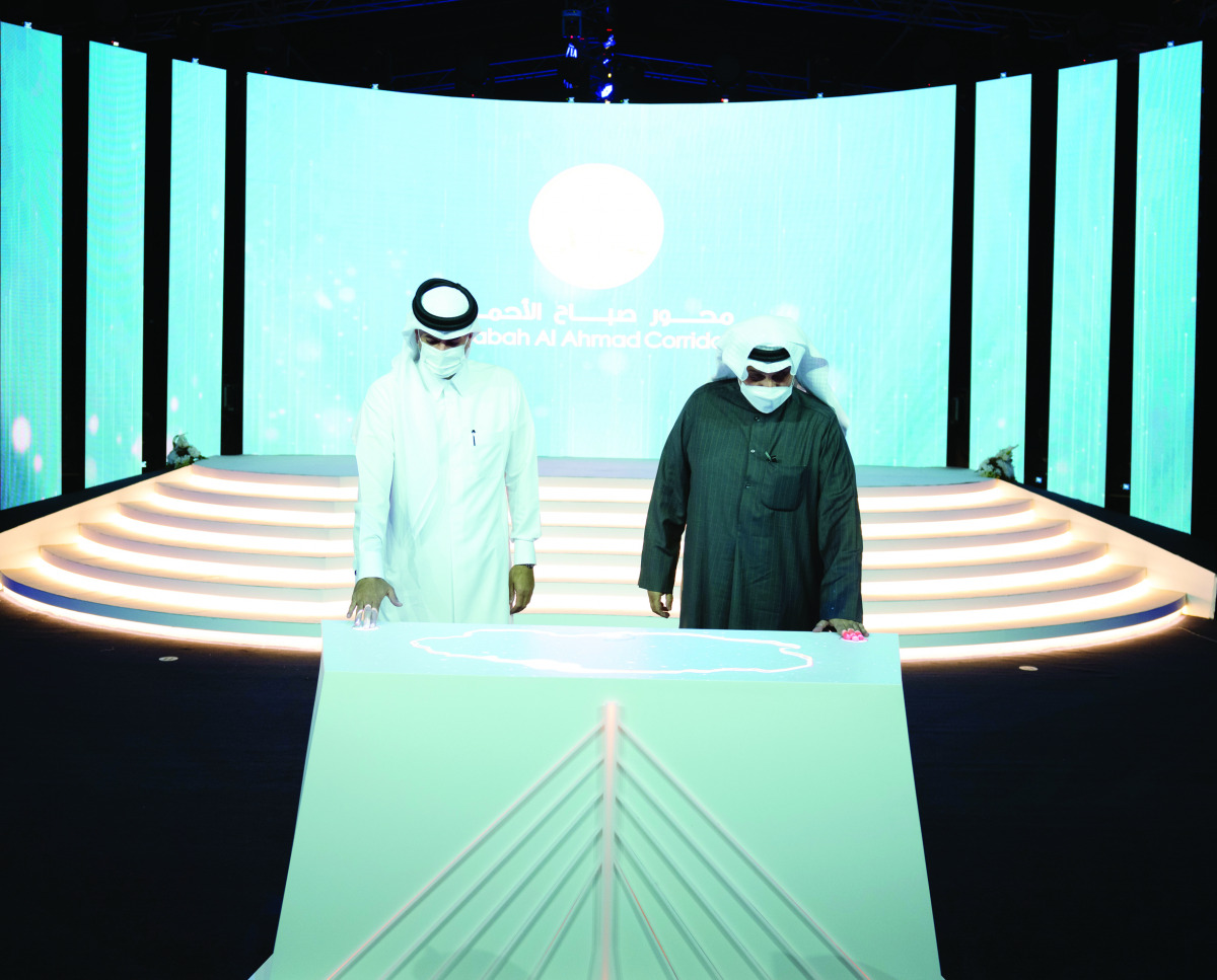 Prime Minister and Minister of Interior H E Sheikh Khalid bin Khalifa bin Abdulaziz Al Thani and Kuwait Deputy Prime Minister and Minister of Defence, H E Sheikh Hamad Jaber Al Ali Al Sabah, jointly inaugurating the Sabah Al Ahmad Corridor yesterday.
