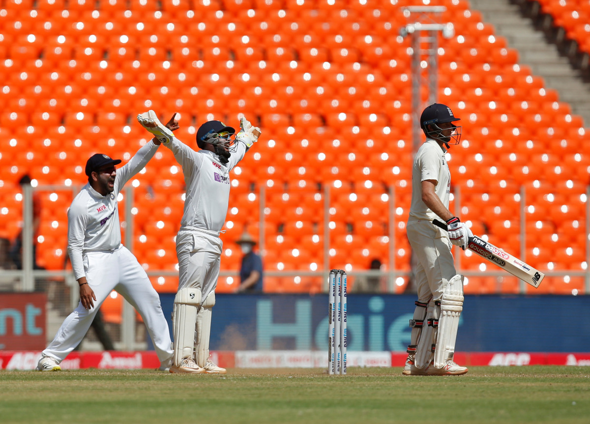 Cricket - Fourth Test - Narendra Modi Stadium, Ahmedabad, India - March 6, 2021. India's Rohit Sharma and wicketkeeper Rishabh Pant appeal successfully for the wicket of England's captain Joe Root. REUTERS/Amit Dave
