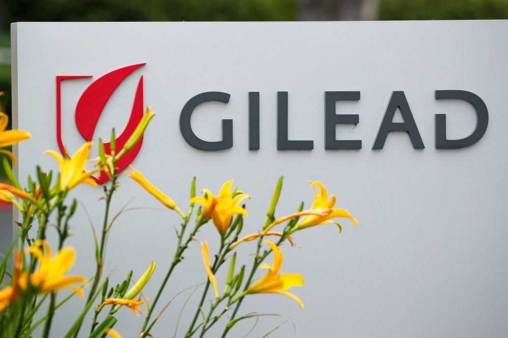 The logo of Gilead Sciences Inc pharmaceutical company is seen in Oceanside, California, U.S., April 29, 2020. REUTERS/Mike Blake/File Photo/File Photo