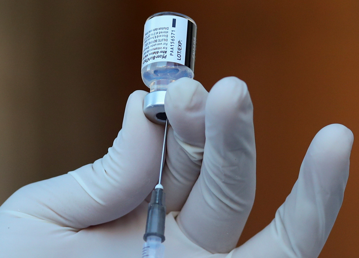 A health worker prepares a dose of the Pfizer-BioNTech coronavirus disease (COVID-19) vaccine during a mass vaccination in Guadalajara, Mexico March 21, 2021. REUTERS/Henry Romero
