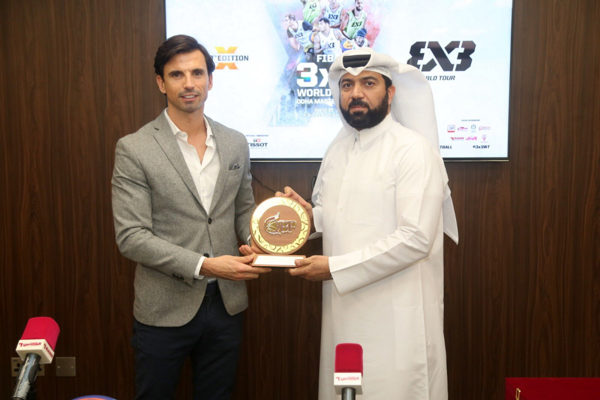 Ali Al Malki, Secretary-General of Qatar Basketball Federation, presenting a memento to Ignacio Soriano, Head of Events and Partnerships at FIBA, during a press conference held in Doha yesterday
