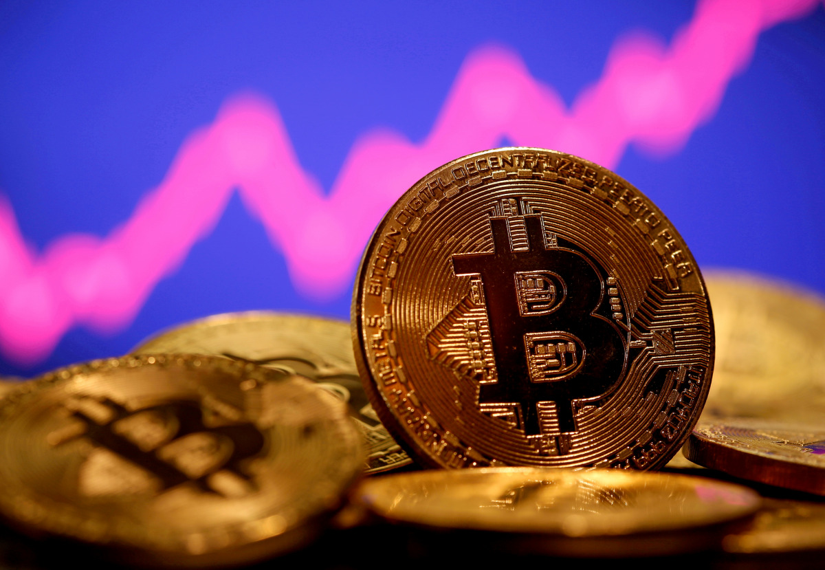 FILE PHOTO: A representation of virtual currency Bitcoin is seen in front of a stock graph in this illustration taken January 8, 2021. REUTERS/Dado Ruvic/File Photo
