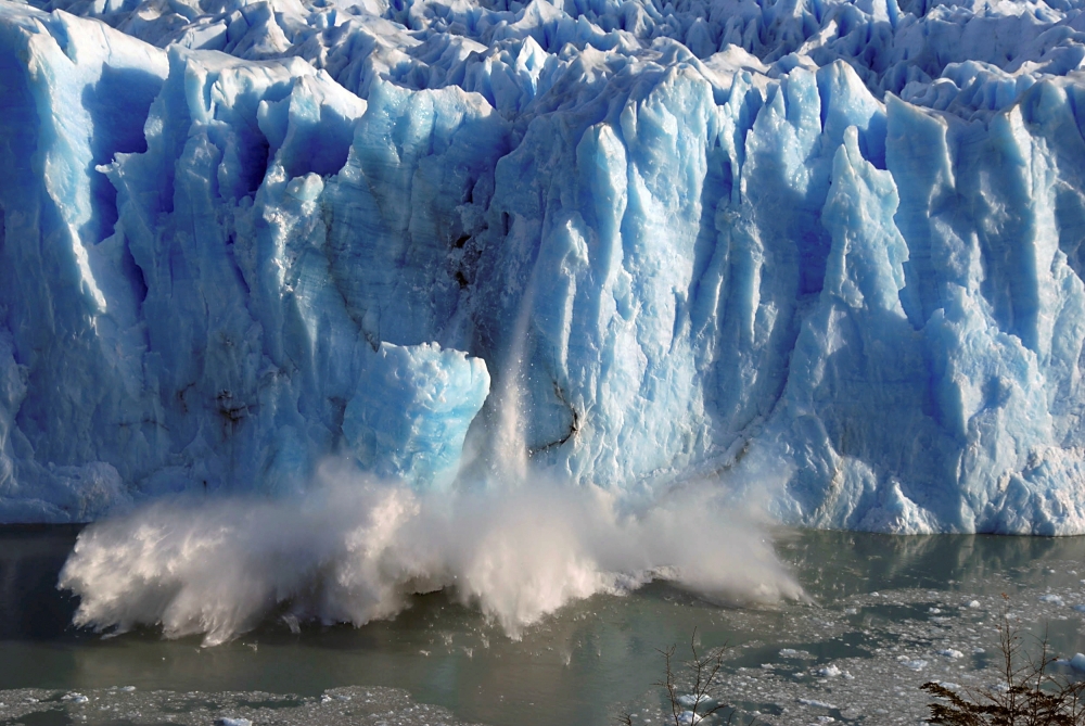Splinters of ice peel off from one of the sides of the Perito Moreno glacier near the city of El Calafate in the Patagonian province of Santa Cruz, southern Argentina, July 7, 2008. REUTERS/Andres Forza/File Photo
