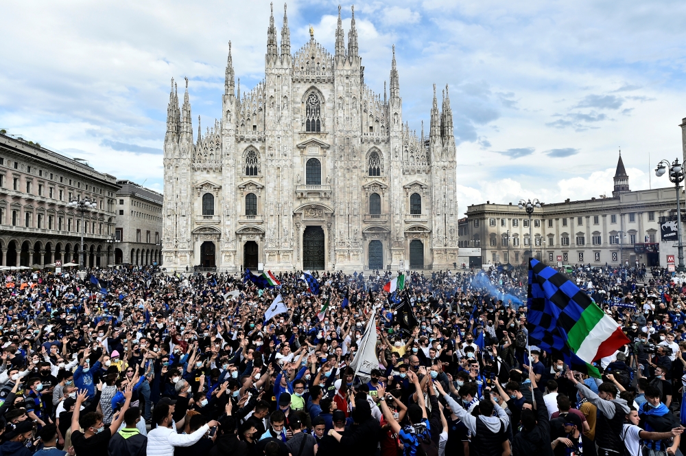 Inter Milan fans celebrate winning Serie A outside the Duomo di Milano REUTERS/Flavio Lo Scalzo