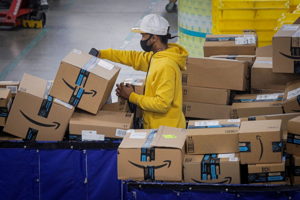 An employee scans packages at Amazon's JFK8 distribution center in Staten Island, New York, U.S. November 25, 2020. REUTERS/Brendan McDermid./File Photo/File Photo