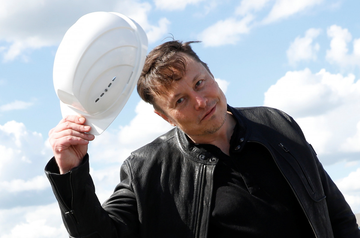SpaceX founder and Tesla CEO Elon musk holds a helmet as he visits the construction site of Tesla's gigafactory in Gruenheide, near Berlin, Germany, May 17, 2021. REUTERS/Michele Tantussi
