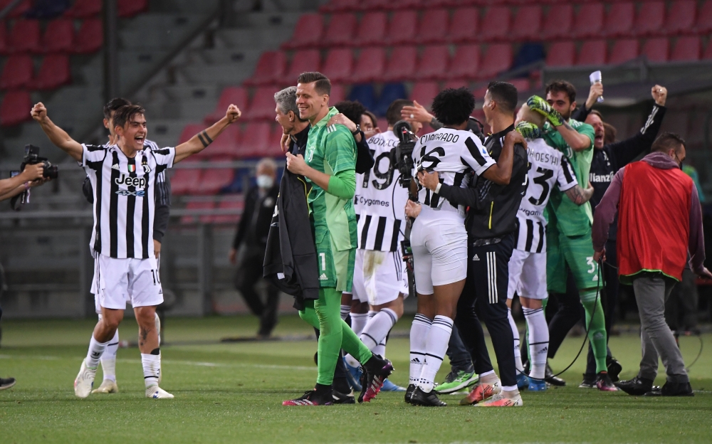 Juventus players celebrate qualifying for the Champions League REUTERS/Alberto Lingria