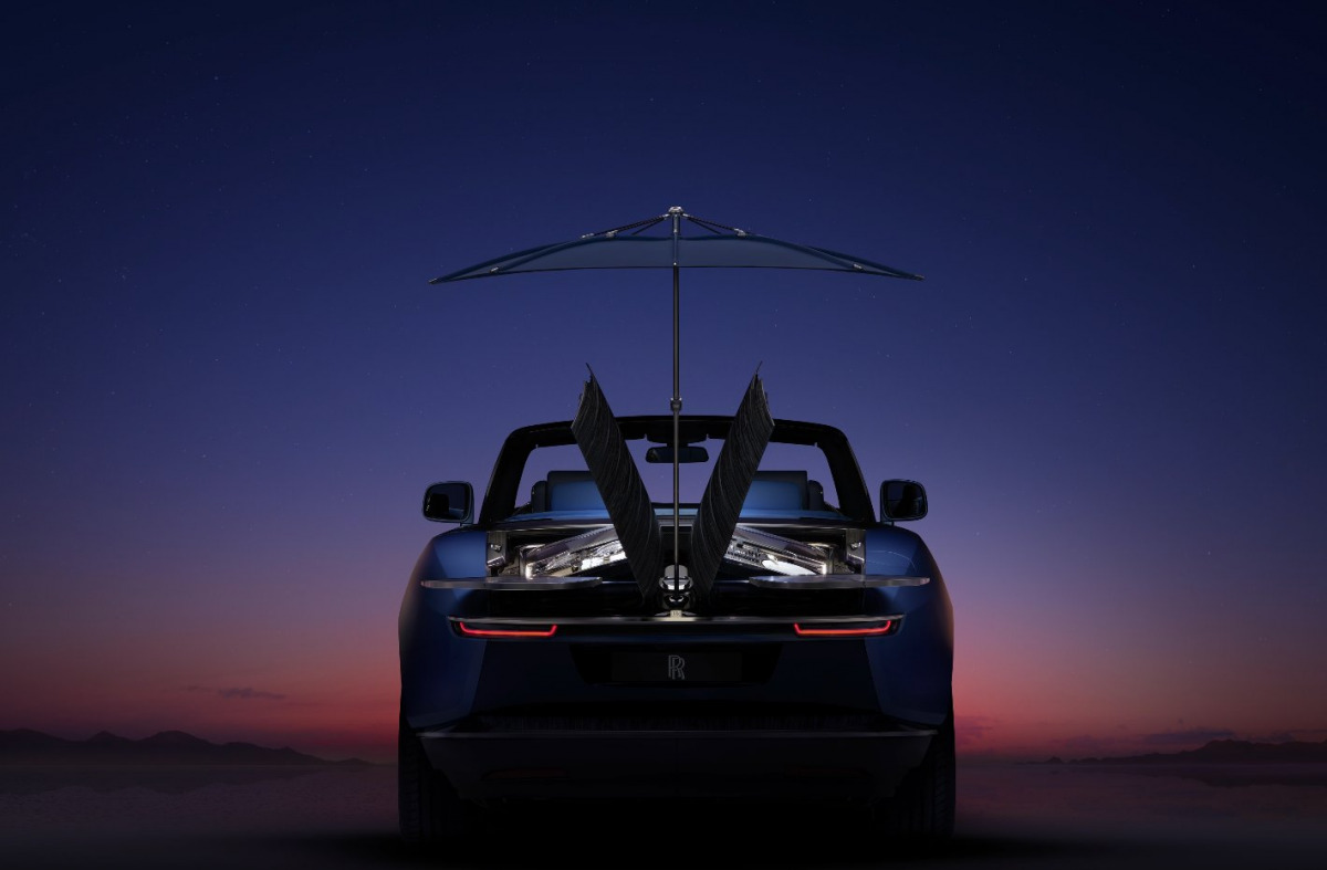 Twitter: @rollsroycecars
