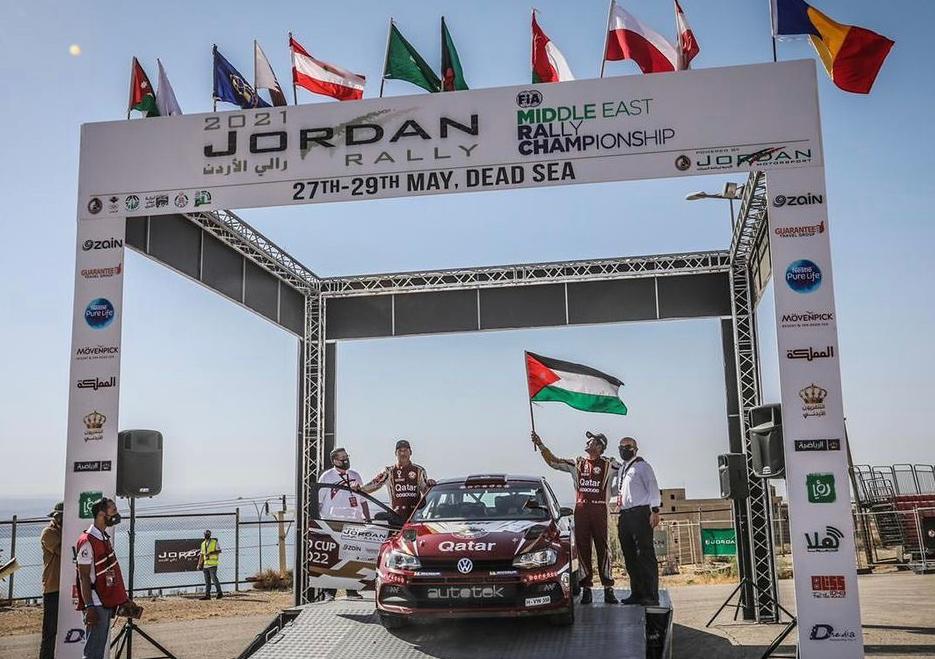 Nasser Saleh Al Attiyah
holds the Palestinian flag
ahead of Jordan Rally.