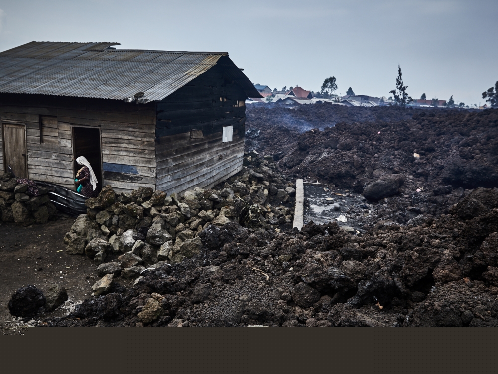 A woman prepares to evacuate from recurrent earth tremors as aftershocks after homes were covered with lava deposited by the eruption of Mount Nyiragongo near Goma, in the Democratic Republic of Congo May 25, 2021. Hugh Kinsella Cunningham/Save the Childr