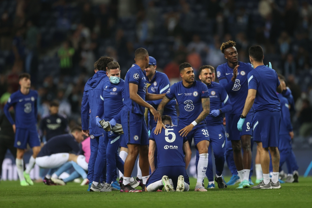 Chelsea players and staff celebrate after winning the Champions League Pool via REUTERS/Carl Recine